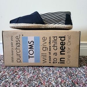 NWT- Toms Classics University Black (size:7)